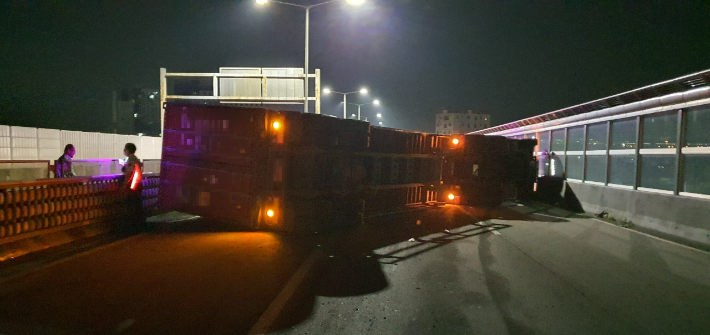 부산 관문대로서 트레일러 전도…한때 시외방향 전면 통제