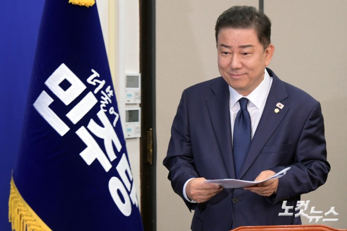 더불어민주당 김병기 당대표 직무대행 겸 원내대표가 4일 서울 여의도 국회에서 열린 최고위원회의에 참석하고 있다.