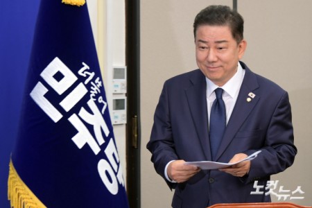 더불어민주당 김병기 당대표 직무대행 겸 원내대표가 4일 서울 여의도 국회에서 열린 최고위원회의에 참석하고 있다.
