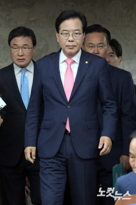 의총 참석하는 송언석 비상대책위원장 겸 원내대표