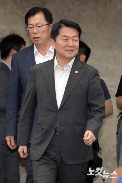 의총 참석하는 안철수 혁신위원장