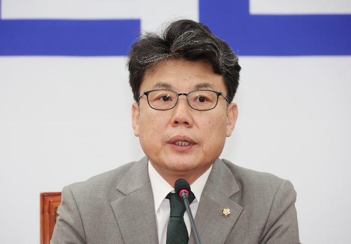 더불어민주당 진성준 정책위의장이 4일 서울 여의도 국회에서 국민의힘 김정재 정책위의장과의 상견례 일정 연기 관련 브리핑을 하고 있다. 연합뉴스