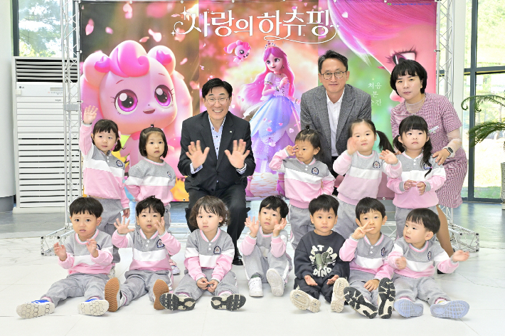 한울본부 이세용 본부장과 손봉순 대외협력처장, 김덕화 홍보부장이 사랑의하츄핑 영화를 보기 위해 에너지팜을 방문한 아이들과 기념사진을 촬영하고 있다. 한울본부 제공