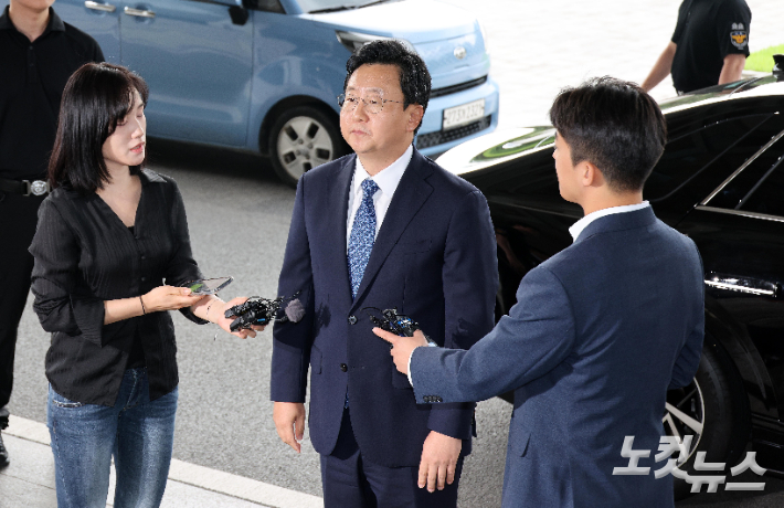 정진우 신임 서울중앙지검장이 4일 오전 서울 서초구 서울중앙지방검찰청으로 출근하며 소회를 밝히고 있다. 박종민 기자