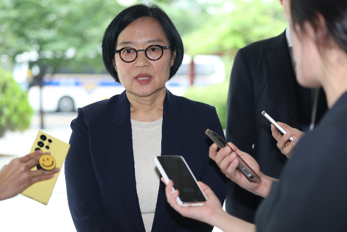한성숙 중소벤처기업부 장관 후보자가 26일 서울 영등포구 중소기업기술정보진흥원 수도권평가실에 마련된 인사청문회 준비 사무실로 출근하며 취재진 질문에 답하고 있다. 연합뉴스