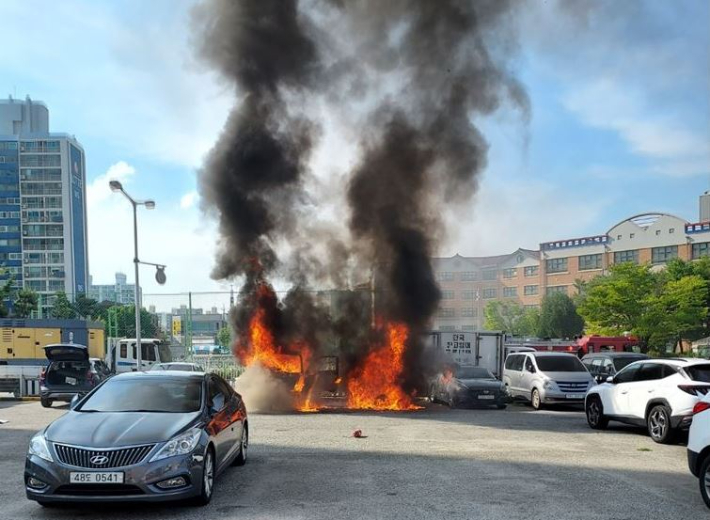 지난 3일 오후 4시 32분쯤 전북 전주시 우아동의 한 공영주차장에 주차되어 있던 트럭에서 난 불로 트럭 등 4대의 차량이 피해를 입어 약 4900만 원의 재산 피해가 발생했다. 전북소방본부 제공 