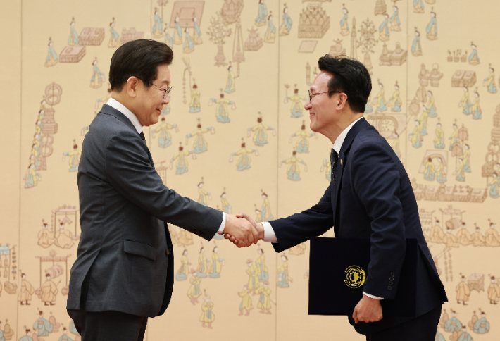 李대통령, 김민석 총리 등 7인에 임명장…"잘 부탁드린다"
