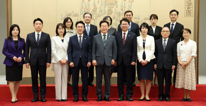 이재명 대통령이 4일 용산 대통령실에서 임명장 수여식 참석자들과 기념촬영을 하고 있다. 이날 이 대통령은 김민석 국무총리, 강훈식 대통령비서실장, 위성락 국가안보실장, 김용범 정책실장, 이종석 국가정보원장, 윤창렬 국무조정실장, 이한주 국정기획위원장에게 임명장을 수여했다. 연합뉴스