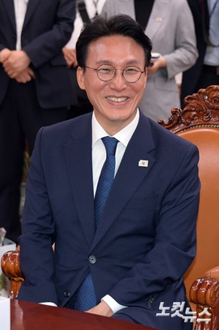 김민석 신임 국무총리가 4일 서울 여의도 국회 의장 집무실에서 우원식 국회의장을 예방하고 있다.