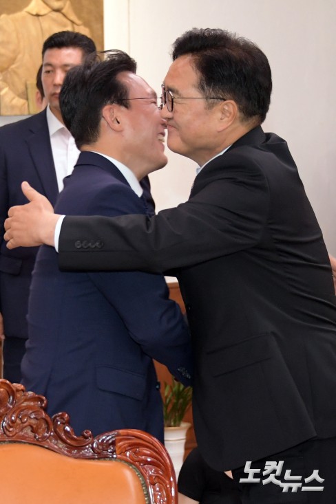 우원식 국회의장이 4일 서울 여의도 국회 의장실을 찾은 김민석 국무총리와 포옹을 하고 있다.