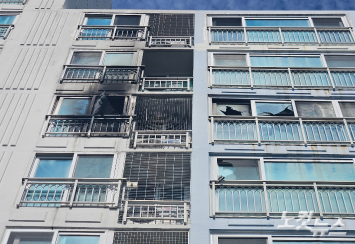 지난 2일 난 불로 아파트 외벽 등이 검게 그을린 모습. 김혜민 기자