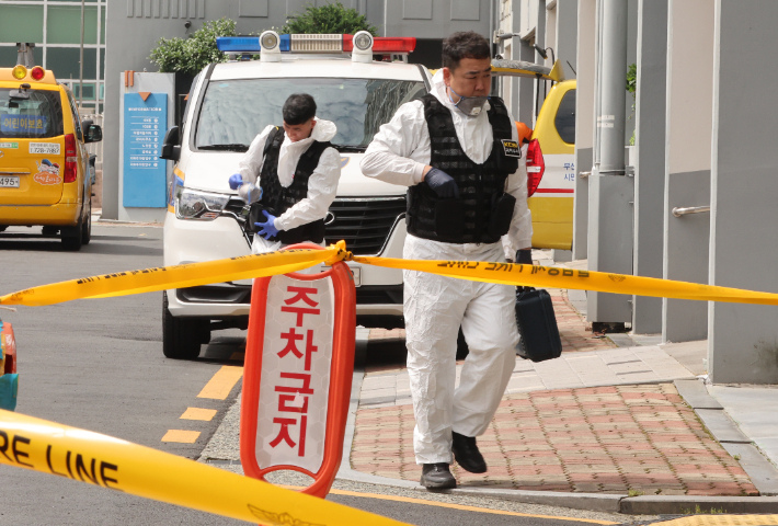 어린이 2명이 숨진 부산 기장군의 한 아파트 6층 화재 현장에서 3일 오전 합동 감식에 나선 경찰 과학수사 요원들이 화재 현장으로 들어가고 있다. 연합뉴스