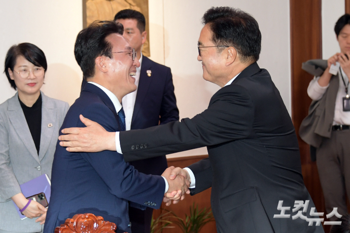 우원식 국회의장이 4일 서울 여의도 국회 의장실을 찾은 김민석 국무총리와 악수를 하고 있다. 윤창원 기자