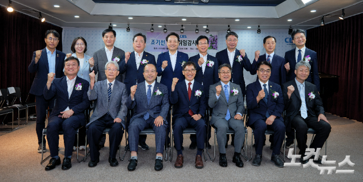 광주 CBS 제31대 조기선 대표 취임 예배 후 조 대표가 강기정 광주광역시장을 비롯한 전라남도 명창환 행정부지사, 광주 구청장 그리고 교계 인사 등과 함께 기념 촬영을 하고 있다. 정창원 광주 CBS 에디터