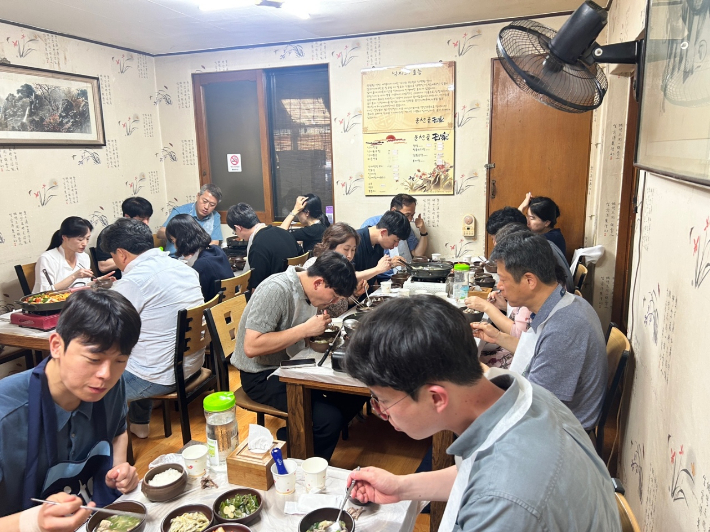 광주시 자치행정국 5개 부서 100여명의 직원이 4일 첫 매칭데이를 진행, 점심시간에 서구 쌍학로상인회, 5·18먹자골목상인회 등 골목형상점가 식당을 찾아 애로사항을 청취하고 식사를 했다. 광주광역시 제공