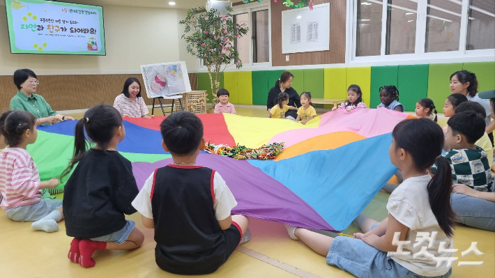 김밥 만들기 전, 오감놀이를 하며 재료를 익히는 아이들. 박사라 기자 