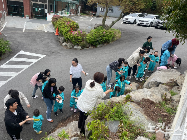 지난 4월 체험에서 씨앗공을 던지고 있는 아이들. 성동교회 제공 