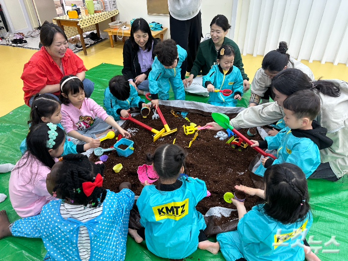 지난 4월 부모와 함께 아이들이 흙놀이를 하고 있다. 성동교회 제공 