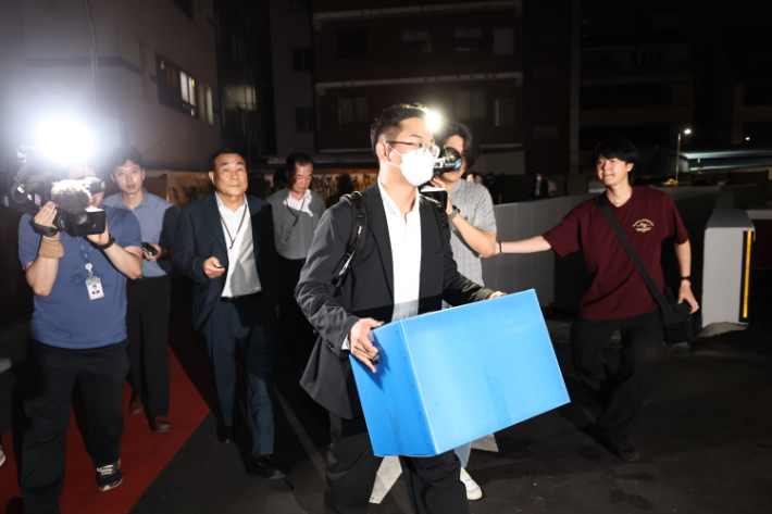 윤석열 전 대통령 배우자 김건희 여사를 둘러싼 각종 의혹을 수사하는 민중기 특별검사팀이 3일 서울 종로구 삼부토건이 입주한 빌딩에서 압수수색을 마친 뒤 압수품을 들고 이동하고 있다. 연합뉴스