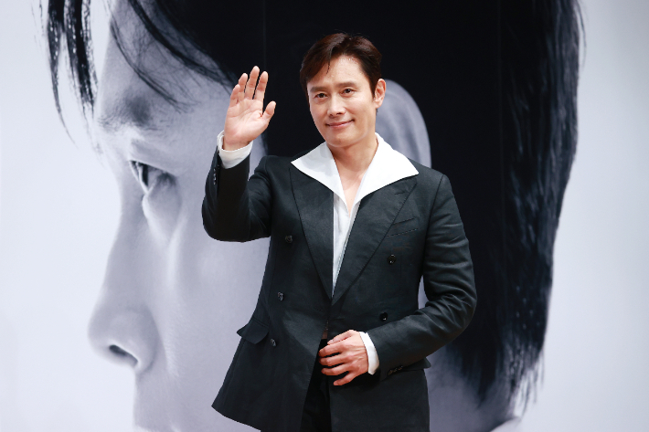 배우 이병헌이 4일 오후 경기도 부천시 현대백화점 중동점에서 열린 제29회 부천국제판타스틱영화제 배우 특별전 '더 마스터: 이병헌' 기자회견에서 포즈를 취하고 있다. 연합뉴스