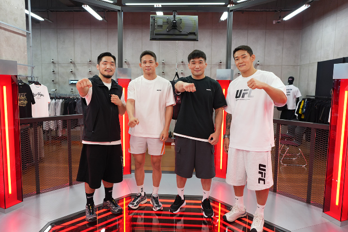 지난 3일 서울 성동구 UFC SPORT 성수점에서 열린 코리안 뉴웨이브 팬 사인회에 참석한 유주상(사진 맨 오른쪽부터),  이창호, 박현성, 유수영. UFC 제공