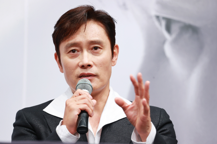 배우 이병헌이 4일 오후 경기도 부천시 현대백화점 중동점에서 열린 제29회 부천국제판타스틱영화제 배우 특별전 '더 마스터: 이병헌' 기자회견에서 질문에 답하고 있다. 연합뉴스