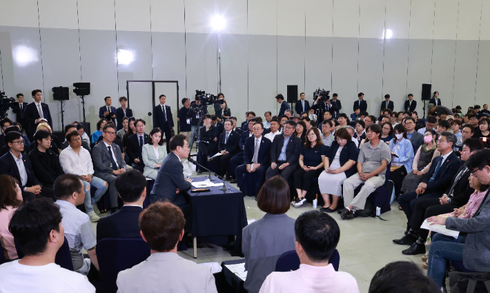 이재명 대통령이 4일 대전컨벤션센터에서 타운홀 미팅 형식으로 열린 '국민소통 행보 2탄, 충청의 마음을 듣다'에서 발언하고 있다. 연합뉴스