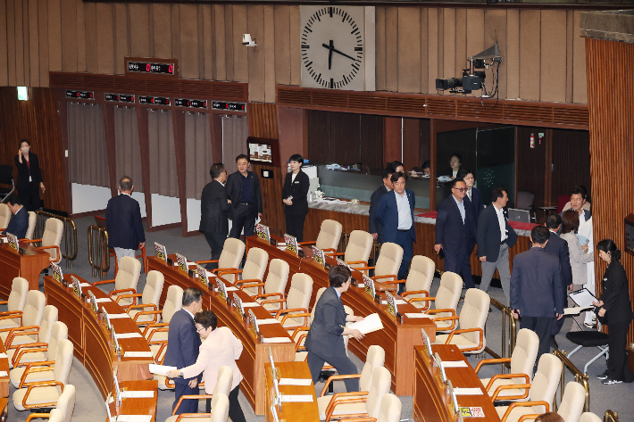 4일 국회 본회의장에서 본회의 개의가 지연되자 국민의힘 의원들이 밖으로 나서고 있다. 연합뉴스