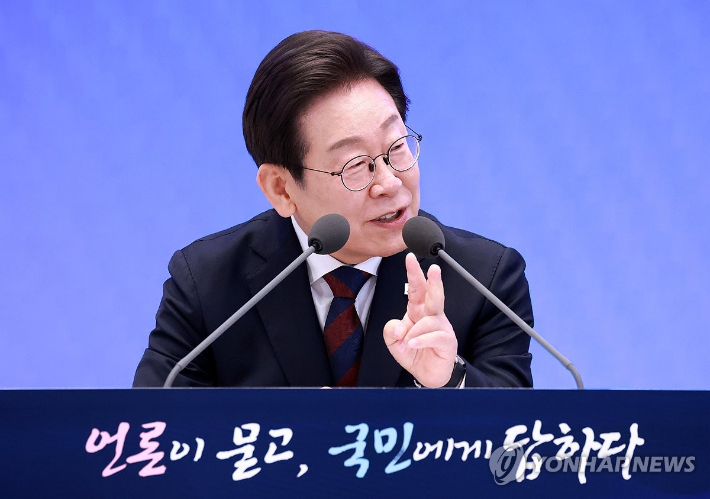 (서울=연합뉴스) 홍해인 기자 = 이재명 대통령이 3일 청와대 영빈관에서 열린 '대통령의 30일, 언론이 묻고 국민에게 답하다' 기자회견에서 취재진의 질문에 답하고 있다. 2025.7.3 hihong@yna.co.kr 연합뉴스