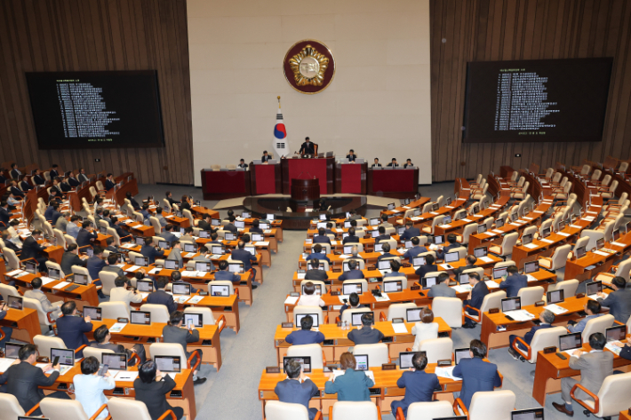 [속보]추경안 본회의 상정…우 의장 "민생 챙기는 일 늦출 수 없어"