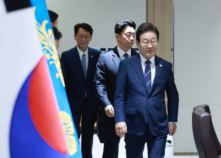 국무회의 입장하는 이재명 대통령. 연합뉴스