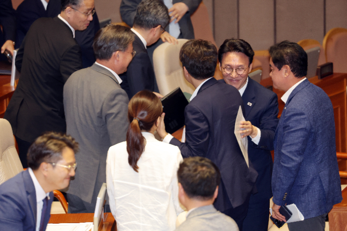 김민석 국무총리가 4일 추가경정예산안 통과 후 국회 본회의장을 나서며 의원들과 인사하고 있다. 연합뉴스
