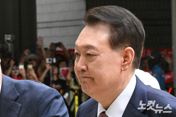 윤석열 전 대통령이 3일 서울 서초구 서울중앙지방법원에서 열린 내란 우두머리 혐의·직권남용 권리행사 방해 혐의 사건 9차 공판에 출석하고 있다. 류영주 기자