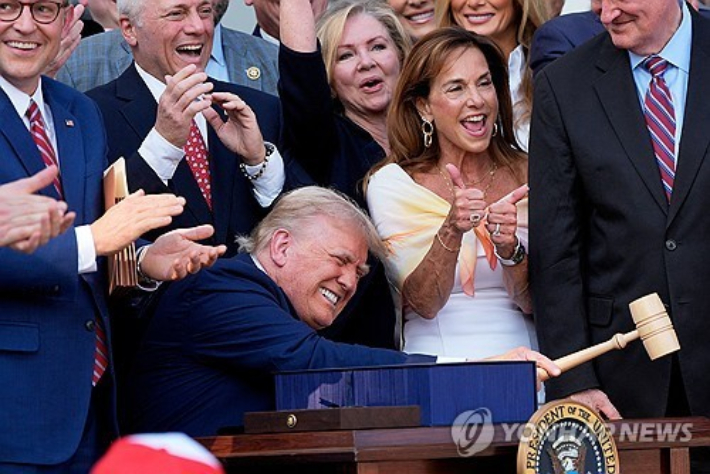 트럼프 "감세법안 시행, 미국 경제 '로켓'처럼 성장할 것"