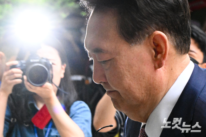 [속보]내란특검 2차 소환 출석한 尹…취재진 질문에 묵묵부답