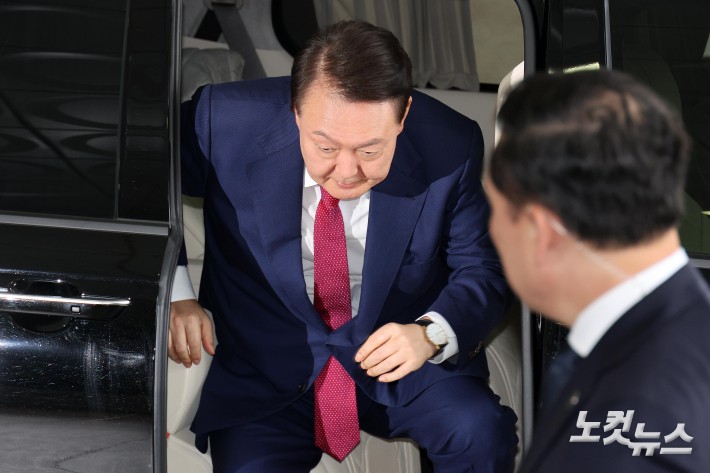 尹, 내란특검 2차 소환 조사 출석