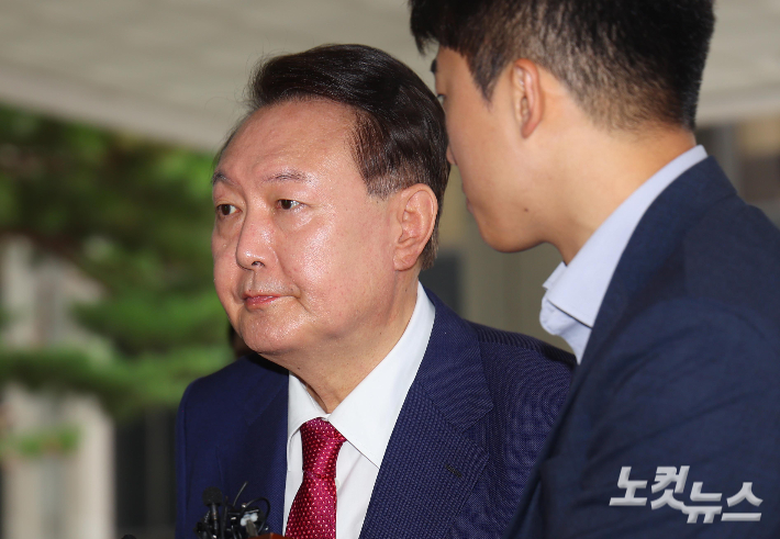 尹 내란특검 2차 출석…취재진 질문엔 묵묵부답