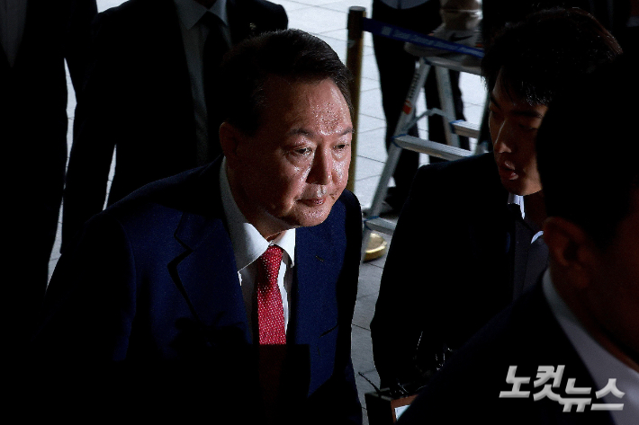 윤석열 전 대통령이 5일 오전 서울 서초구 서울고검 청사에 마련된 내란특검에 2차 소환 조사에 출석하고 있다. 당초 윤 전 대통령은 특검팀이 오전 9시까지 출석해달라고 통보하자, 오전 10시에 출석하겠다며 조율을 시도했다가 거부됐다. 박종민 기자