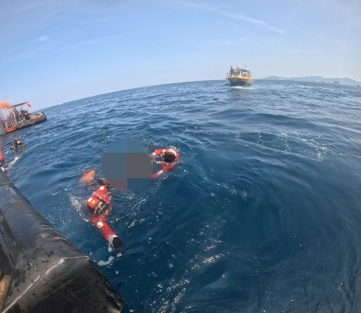  5일 강릉시 사천진항 인근 해상에서 50대 다이버를 구조하고 있는 강릉해경. 강릉해양경찰서 제공