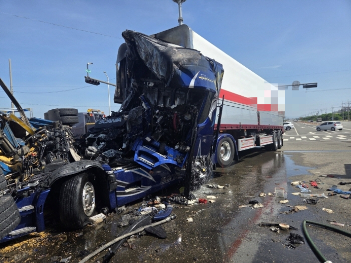 5일 오후 2시 34분쯤 전북 군산시 오식도동의 한 교차로에서 25톤(t)급 트레일러 차량과 트럭이 충돌해 트레일러 운전자 A(60대)씨가 심정지 상태로 병원에 옮겨졌으나, 끝내 숨졌다. 전북소방본부 제공 