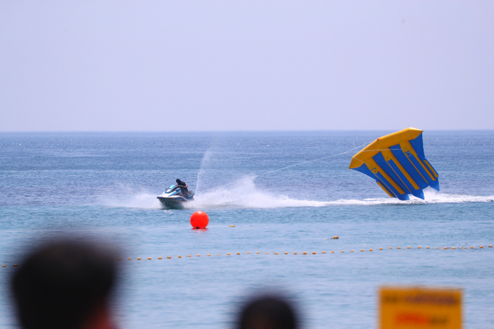 5일 속초해수욕장에서 피서객들이 수상레저활동을 즐기고 있는 모습. 연합뉴스