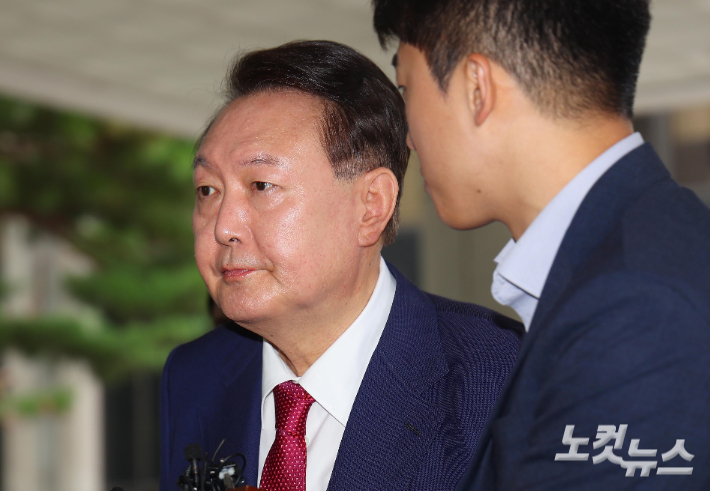 尹 2차 조사 9시간 30분 만에 종료…조서 열람 중