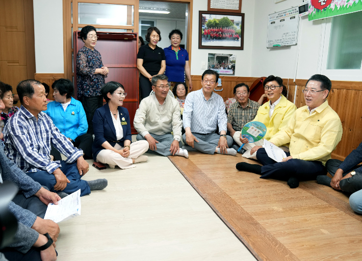 김영록 전라남도지사가 지난 4일 전남도 무더위 쉼터로 지정된 보성 주봉경로당을 방문해 폭염에 따른 피해가 발생하지 않도록 총력 대응해 줄 것을 당부하며, 경로당 이용 어르신의 안부를 직접 살피고 애로 사항을 청취하고 있다. 전라남도 제공