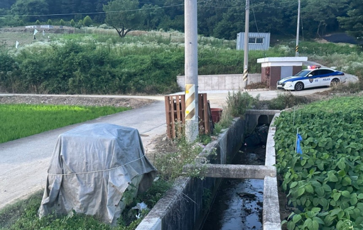 노부부 함께 탄 전동스쿠터 농수로 추락…부인 숨져
