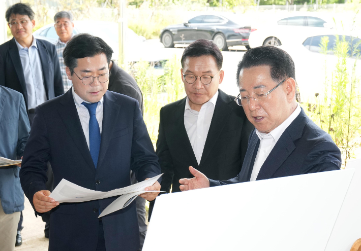 김영록 전라남도지사가 6일 나주 에너지국가산단 조성 현장을 방문한 박찬대 더불어민주당 국회의원에게 전남도 현안 해결을 위한 건의 및 협조를 요청하고 있다. 전라남도 제공