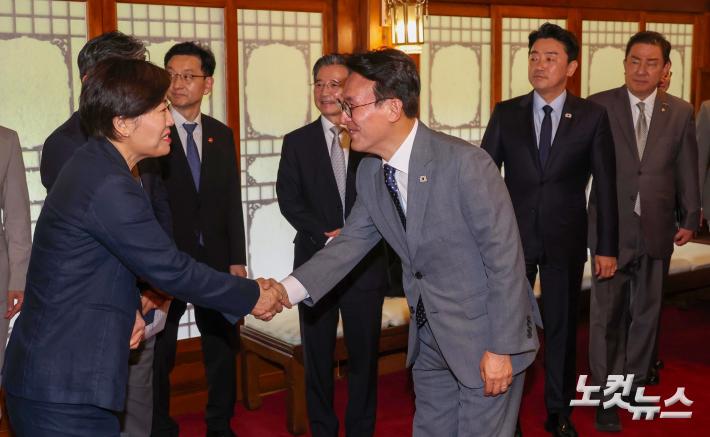 6일 서울 삼청동 총리공관에서 열린 제1차 고위당정협의회에서 김민석 국무총리와 송미령 농림축산식품부 장관이 인사하고 있다.