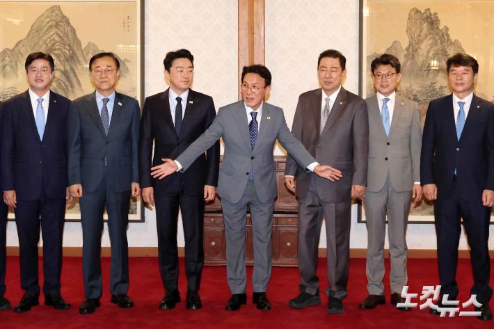 김민석 국무총리와 김병기 더불어민주당 대표 직무대행 겸 원내대표, 강훈식 대통령 비서실장 등이 6일 오후 서울 종로구 삼청동 국무총리 공관에서 열린 이재명 정부 첫 고위당정협의회에서 기념촬영을 하고 있다.