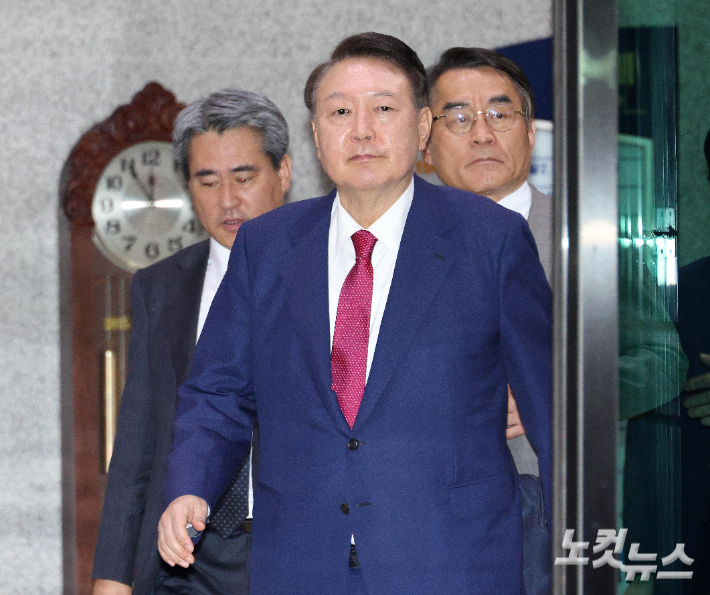 내란특검, 尹 구속영장 청구…직권남용 등 혐의