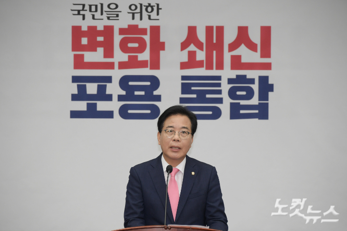 국민의힘 송언석 비상대책위원장 겸 원내대표가 4일 서울 여의도 국회에서 열린 당 긴급의원총회에서 발언을 하고 있다. 윤창원 기자