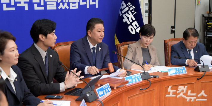 더불어민주당 김병기 당대표 직무대행 겸 원내대표가 의사봉을 두드리고 있다. 윤창원 기자